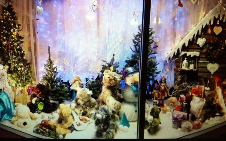 christmas in cooroy shop window trail